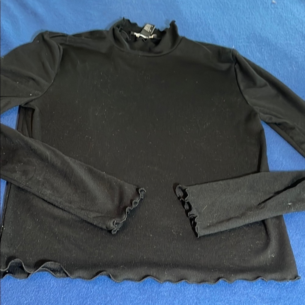 Black ruffle neck crop